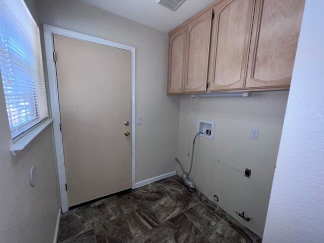 Building Photo - Beautifully maintained Elk Grove home with...