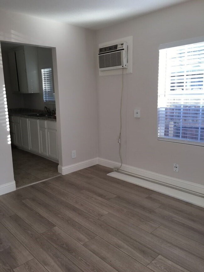 Building Photo - MOVE-IN SPECIAL