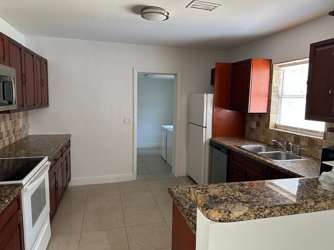 Building Photo - 4 bed 2 bath plus a den, could be a 5th bed.