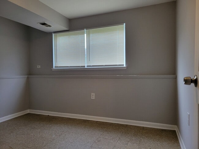 Building Photo - 906 Blackhawk Dr