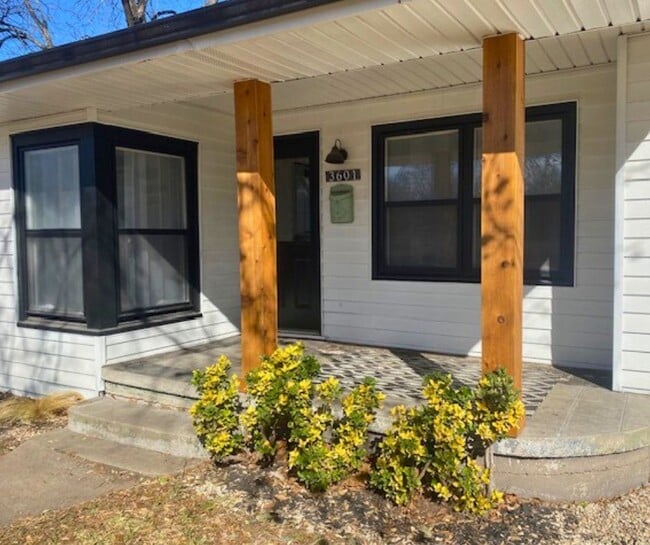 Building Photo - 3601 E Brookview Dr