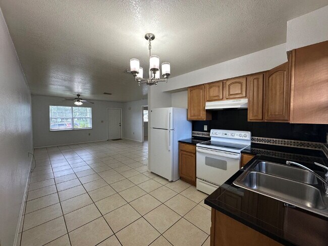Building Photo - "Charming 2-Bed in Port Charlotte!"