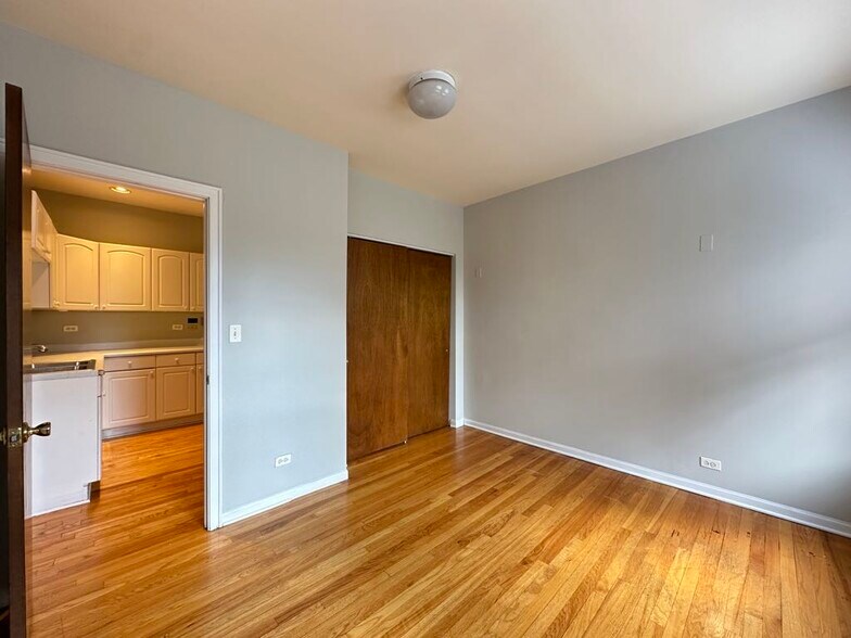 Building Photo - 4224 N Paulina St