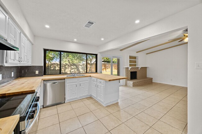 Building Photo - 16610 Carbridge Dr