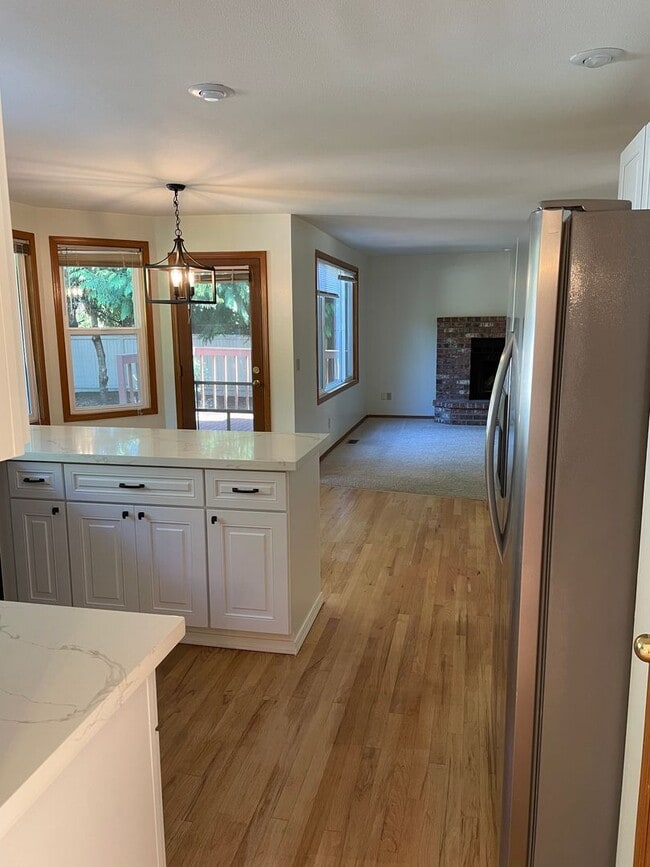 Building Photo - Holiday rent special/Newly remodeled Sammamish Home