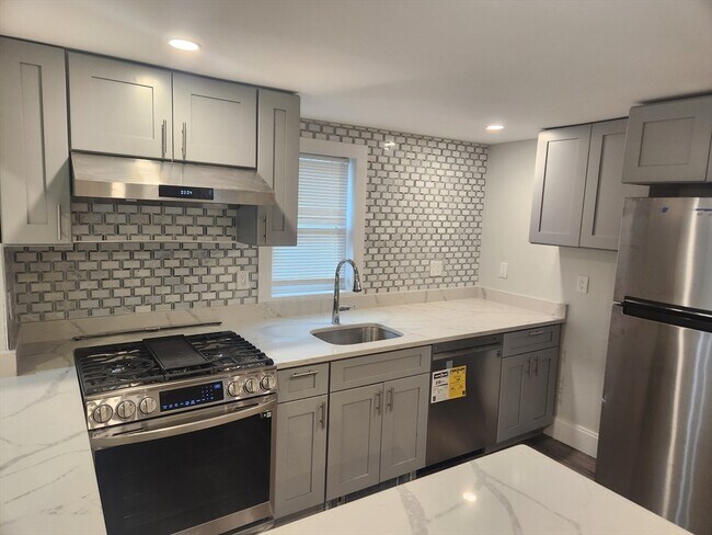 Building Photo - 150 Centre St