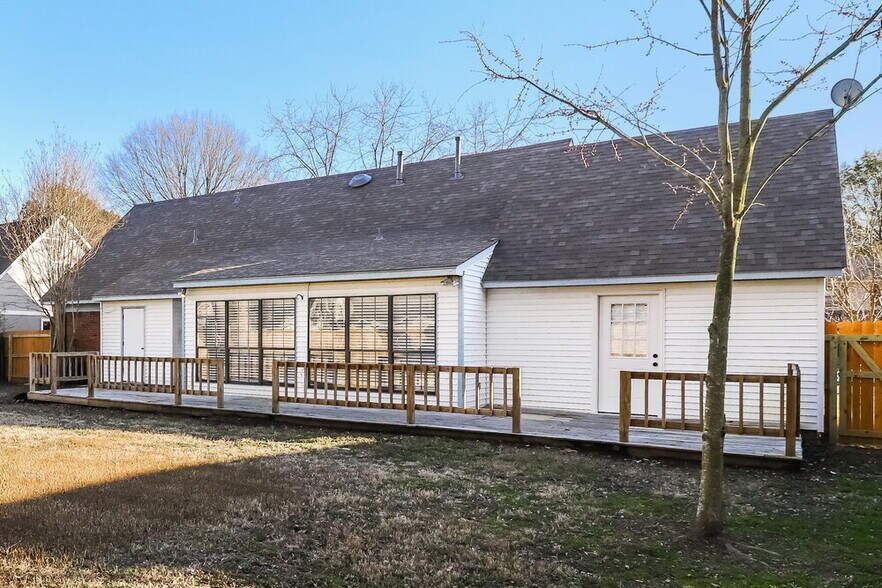 Building Photo - 6070 Halstead St