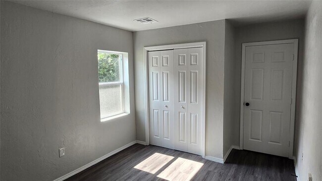 Building Photo - 1833 Westchester Dr