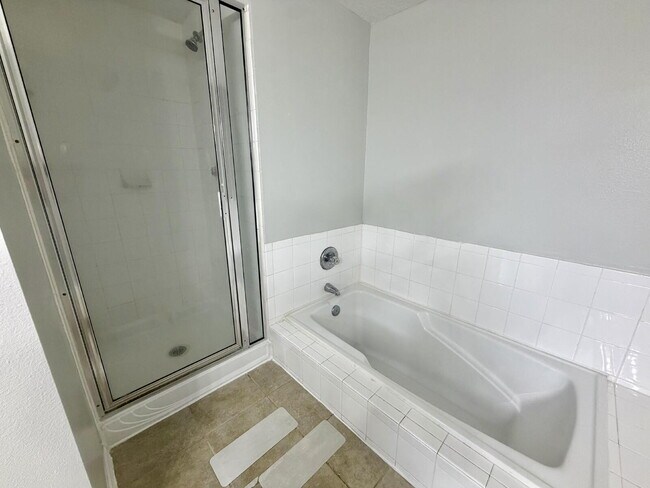 Building Photo - 3-Bedroom Townhome with Utilities included!