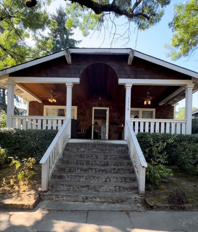 Building Photo - WestMoreland Gem! Portland Original, Huge deck, great backyard pets ok!