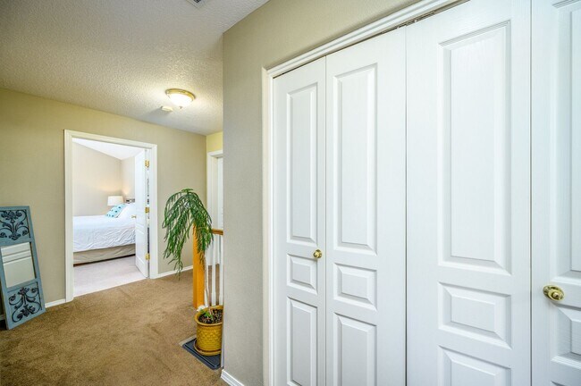 Building Photo - Large 3 Bed, 2.5 Bath Home in McMinnville-...