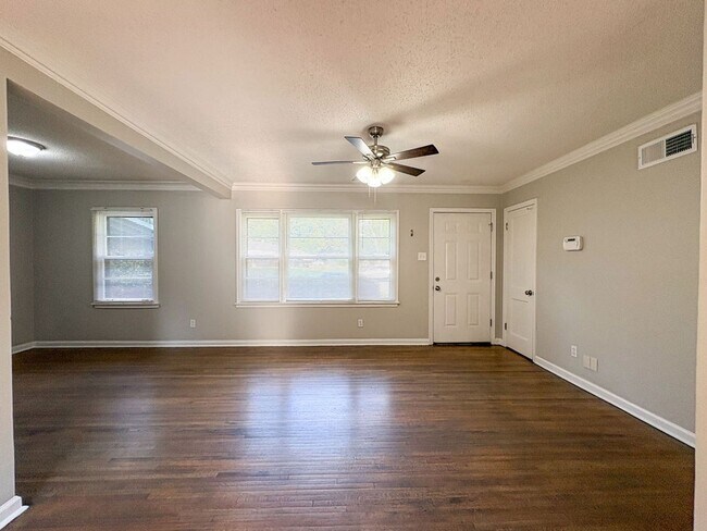 Building Photo - Updated 3 bedroom, 1 bathroom near Quince and Perkins