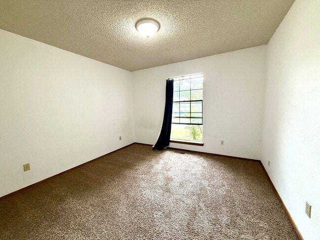 Building Photo - 4BD 2.5 Bath Pet Friendly