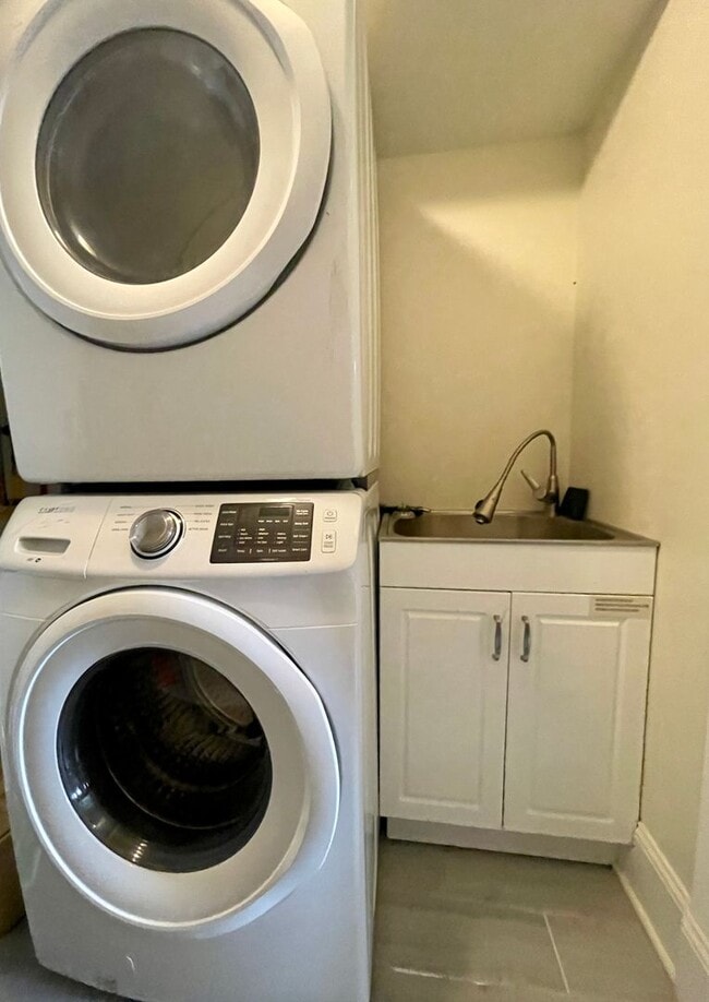 Building Photo - Beautiful Renovated 3 Bed 2 Bath Close to Downtown and UK