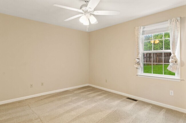 Building Photo - 3 Bed / 3 Bath. Pet Friendly. Easy access ...
