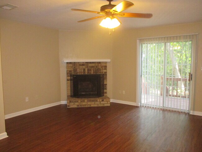 Building Photo - Stunning 2 Bed, 2 1/2 Bath Townhouse Available July 2026