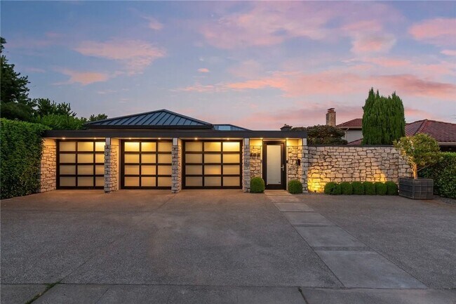Building Photo - Leschi Waterfront Home