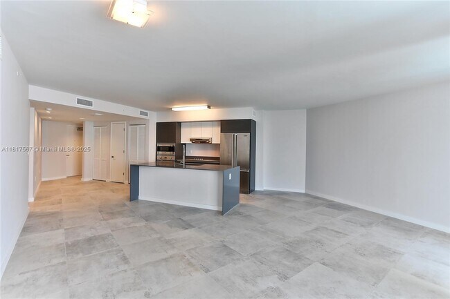Building Photo - 9821 E Bay Harbor Dr