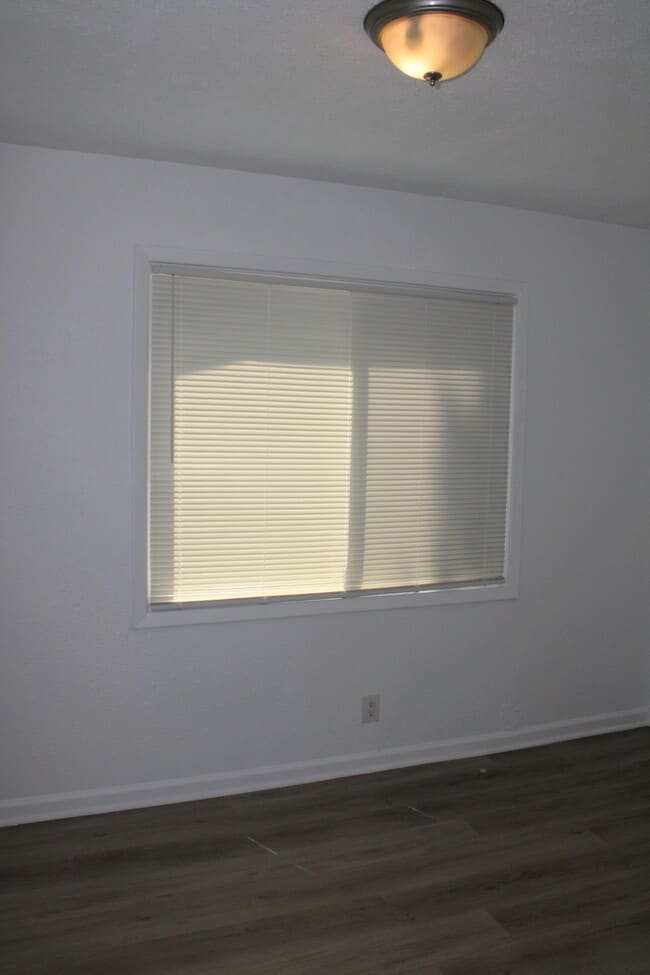 Building Photo - Beautiful 4 bedrooms and 1 bath home located on Freeman Ave in Kansas City, KS