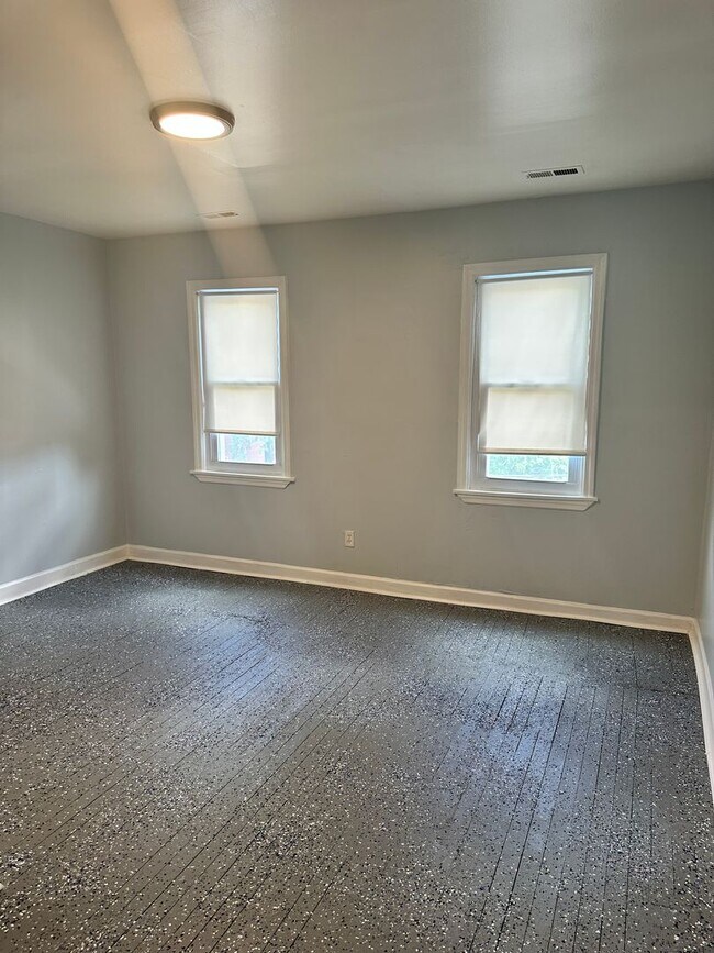 Building Photo - Spacious, Corner Home, Central Air, W/D Hook-Up! Available Now!