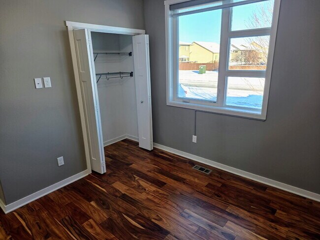 Building Photo - 482 NE Westgate Dr