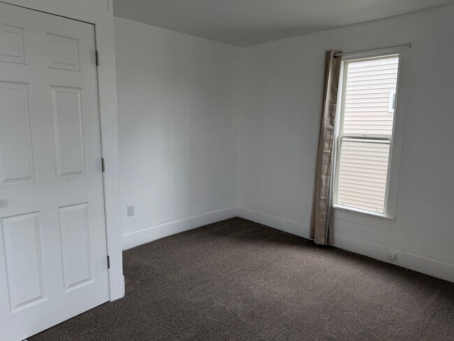 Building Photo - 4 Bedroom updated home in Grand Rapids