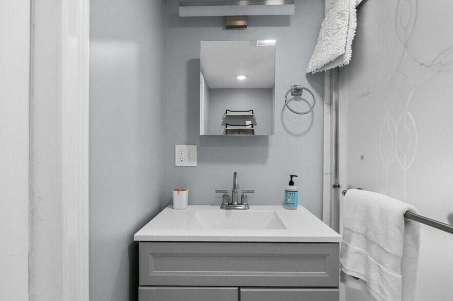 Building Photo - 382 Spring St