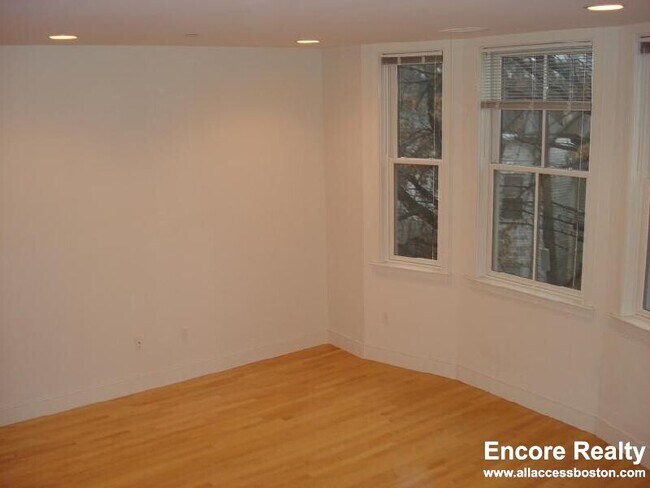 Building Photo - 110 Second St. Unit RJ78