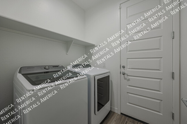 Building Photo - 5938 N 90th Dr