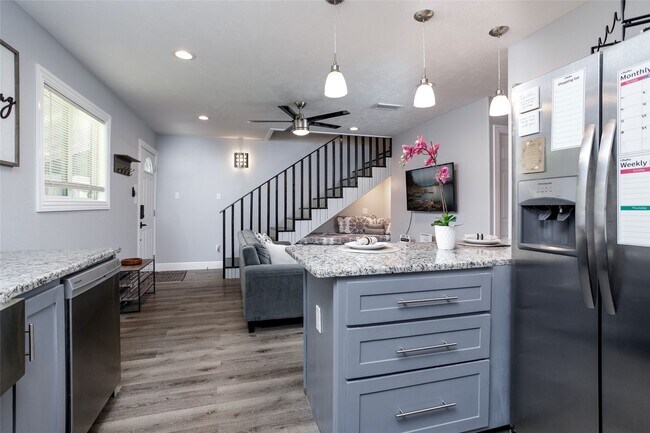 Building Photo - 1441 Chapparal Rd