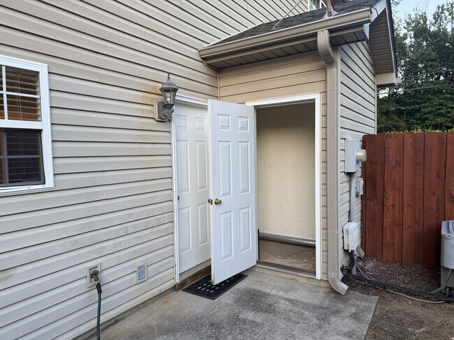 Building Photo - 203 Ashby Dr