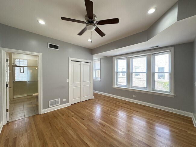 Building Photo - 4452 N Sheridan Rd