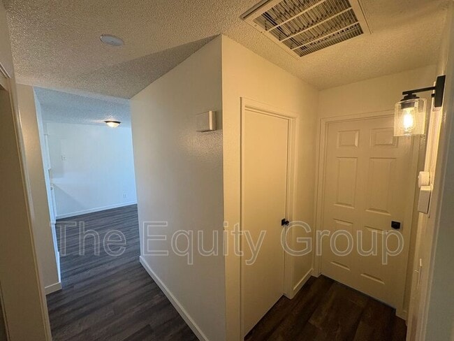 Building Photo - 2500-2504 West Chestnut Ct