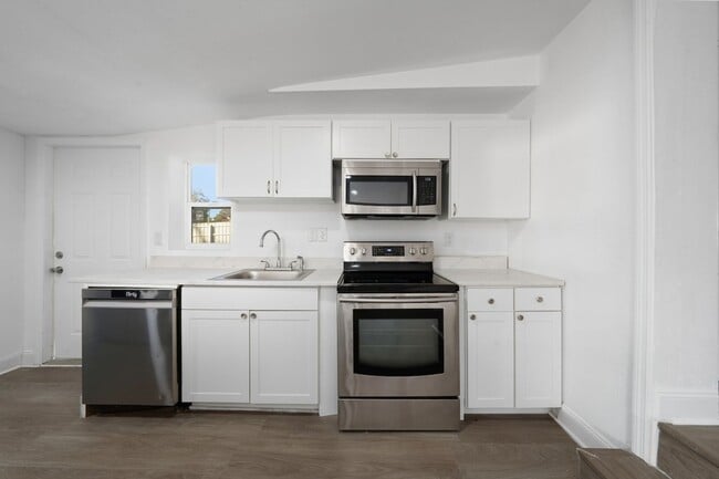 Building Photo - Renovated 4/2 Home on a Corner Lot in the SODO Area of Orlando