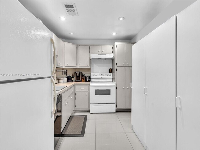 Building Photo - 300 Bayview Dr