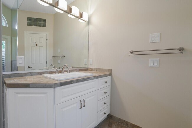 Building Photo - 8951 SE Marina Bay Dr