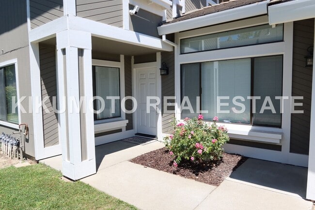 Building Photo - 3 Bedroom 2 1/2 bath Pocket home