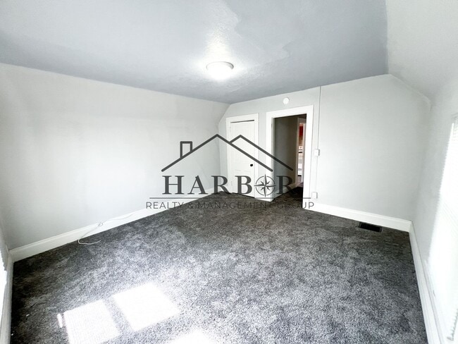 Building Photo - Large Renovated Studio! - SPECIAL! 1 Month Free