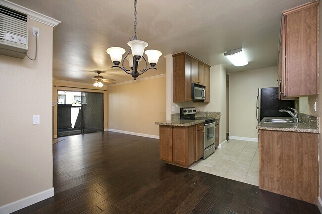 Building Photo - 9939 Azuaga St