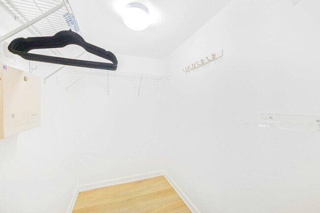 Building Photo - 1 SE 12th St