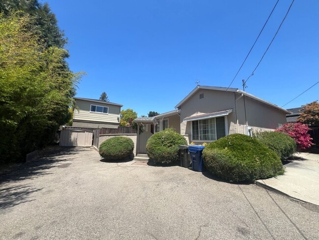 Building Photo - 3 bedrooms, 2 full bathrooms near CV high! Available now!