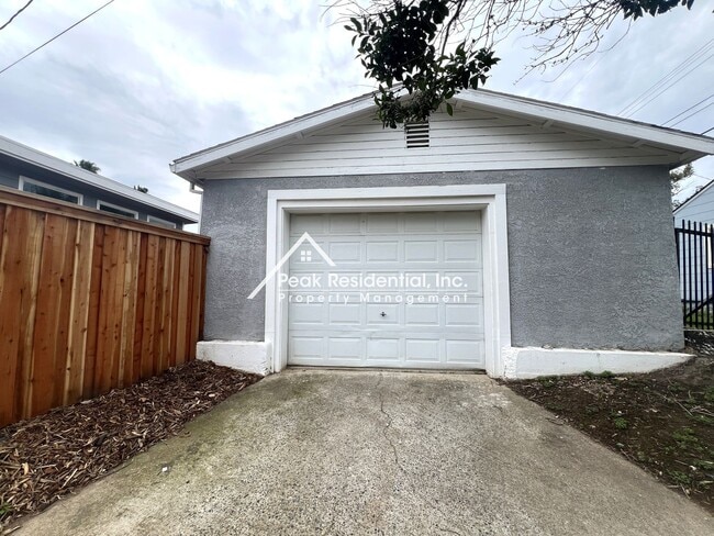 Building Photo - Charming Tahoe Park 2bd/1ba House