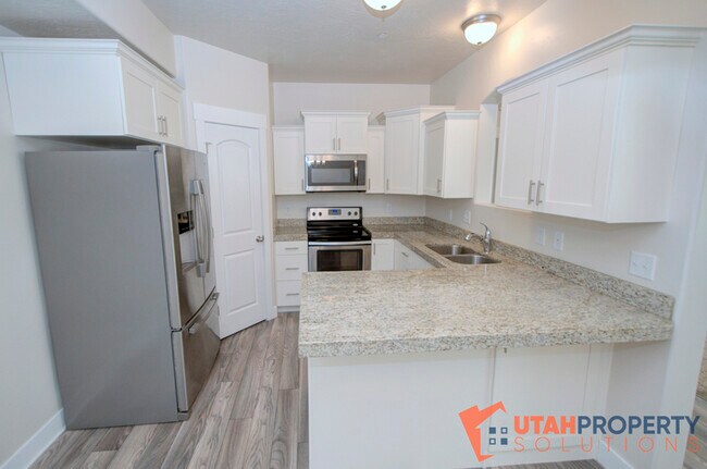 Building Photo - 1807 N Crest Rd