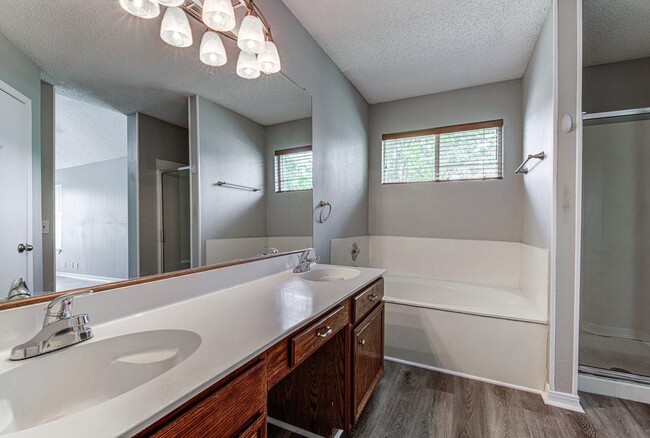 Building Photo - 16900 Simsbrook Dr