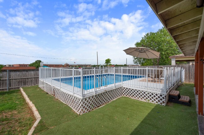 Building Photo - 1500 Lochaline Loop