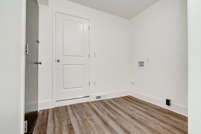Building Photo - 5196 Scenic View Dr