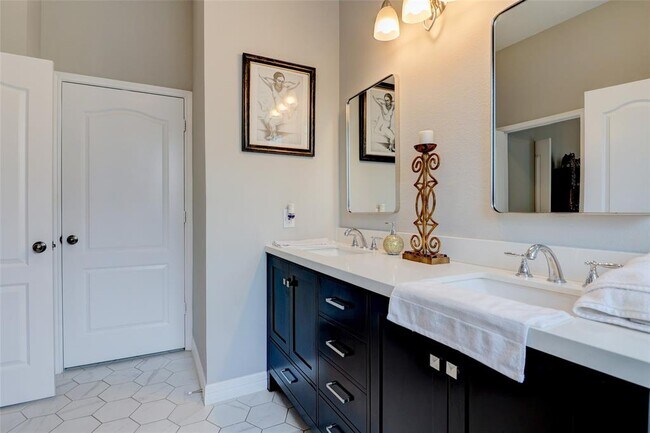 Building Photo - 5339 Canyon Hollow Dr