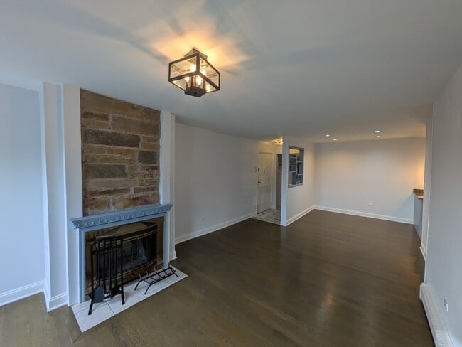 Building Photo - Spacious 3BR / 2BA Condo in Buffalo Grove private balcony, fireplace - Rent includes Heat,  Water...