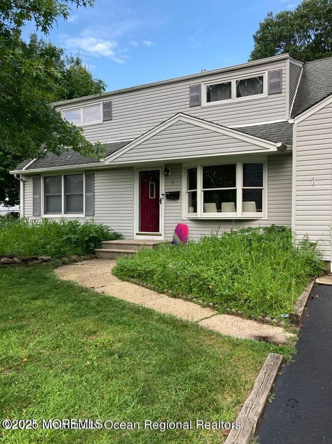 Primary Photo - 2 Lloyd Pl