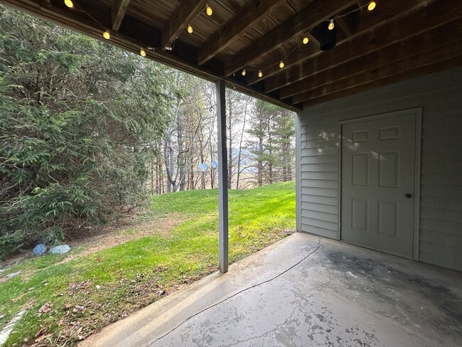 Building Photo - Cute Studio, Big Porch, Great Location!